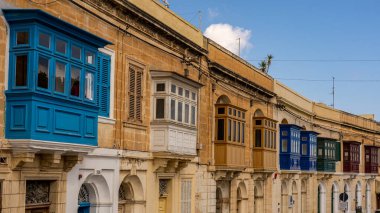 Malta adasındaki renkli balkon pencereleri
