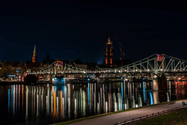 Frankfurt città con cattedrale di notte con riflessi colorati — Foto Stock