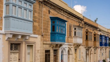 Malta adasındaki renkli balkon pencereleri
