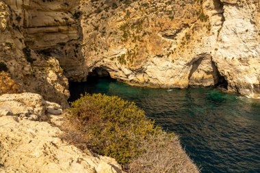 Blue Grotto, Malta 'daki Malta kıyısı ve Akdeniz manzarası