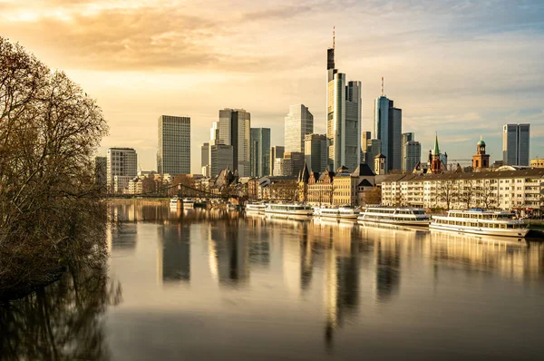 Frankfurt skyline with reflections in the main river, frankfurt — Stock Photo, Image