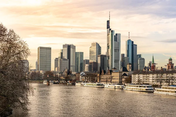 Frankfurt skyline with reflections in the main river, frankfurt — Stock Photo, Image