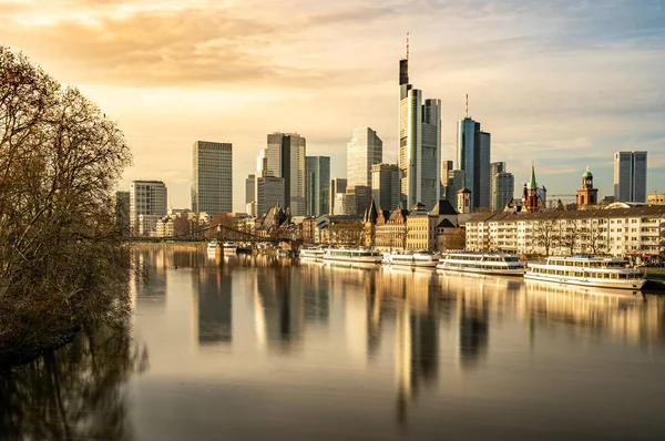 Skyline frankfurt com reflexos no rio principal, frankfurt — Fotografia de Stock