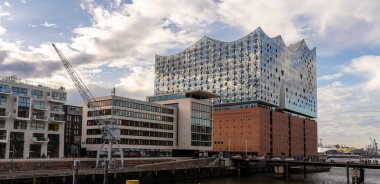 Hamburg Elbphilharmonie Binası günbatımında, uzun pozlama, Hamburg, Almanya