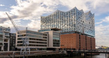 Hamburg Elbphilharmonie Binası günbatımında, uzun pozlama, Hamburg, Almanya