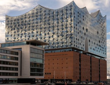 Hamburg Elbphilharmonie Binası günbatımında, uzun pozlama, Hamburg, Almanya
