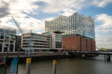 Hamburg Elbphilharmonie Binası günbatımında, uzun pozlama, Hamburg, Almanya