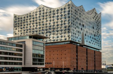 Hamburg Elbphilharmonie Binası günbatımında, uzun pozlama, Hamburg, Almanya