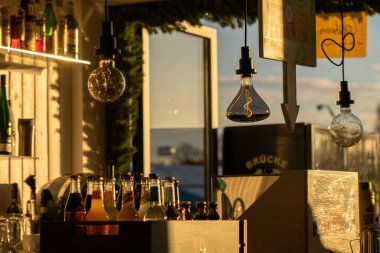 Köprüdeki ünlü balık çörekleri Hamburg, Almanya 'da.