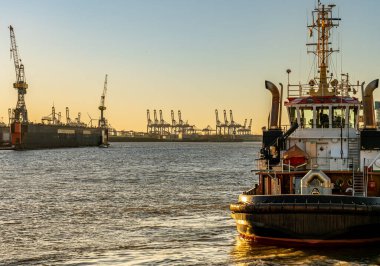 Köprüdeki ünlü balık çörekleri Hamburg, Almanya 'da.
