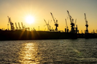 Köprüdeki ünlü balık çörekleri Hamburg, Almanya 'da.