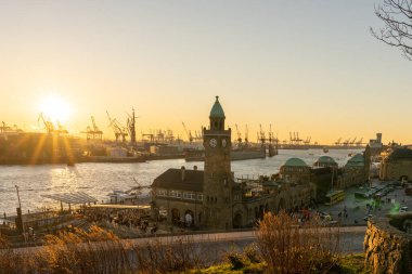 Köprüdeki ünlü balık çörekleri Hamburg, Almanya 'da.