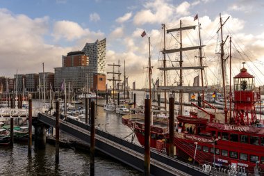 Hamburg Elbphilharmonie Binası günbatımında, uzun pozlama, Hamburg, Almanya