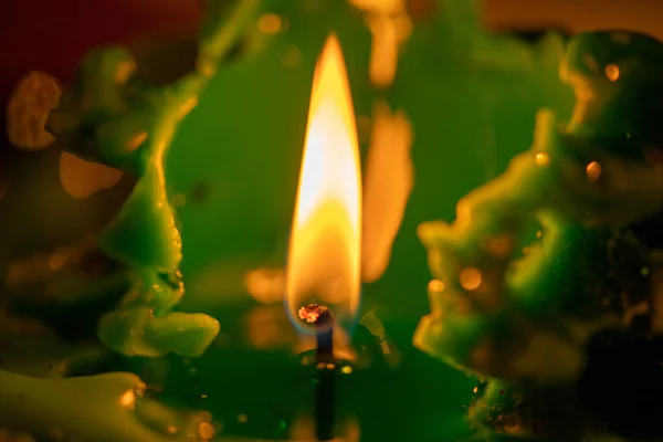 Macro Immagine Una Candela Natale Verde Fiamma Ardente — Foto Stock