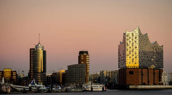 Hamburg Elbphilharmonie Binası günbatımında, uzun pozlama, Hamburg, Almanya