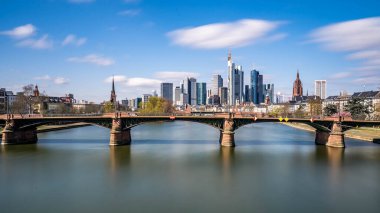 Frankfurt, Almanya - 31 Mart 2020: Bubis köprüsü ile Frankfurt ufuk çizgisi manzarası