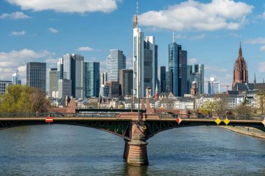 Frankfurt, Almanya - 31 Mart 2020: Bubis köprüsü ile Frankfurt ufuk çizgisi manzarası