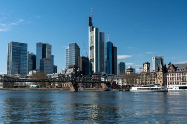 Frankfurt, Almanya - 31 Mart 2020: Frankfurt ana nehir kıyısından ufuk çizgisi manzarası