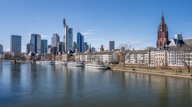 Frankfurt, Almanya - 31 Mart 2020: Frankfurt ufuk çizgisi ve ana nehir kıyısından gelen Dom manzarası