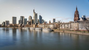 Frankfurt, Almanya - 31 Mart 2020: Frankfurt ufuk çizgisi ve ana nehir kıyısından gelen Dom manzarası