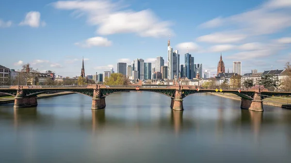 德国法兰克福 2020年3月31日 与Ignas Bubis桥的法兰克福天际线景观 — 图库照片