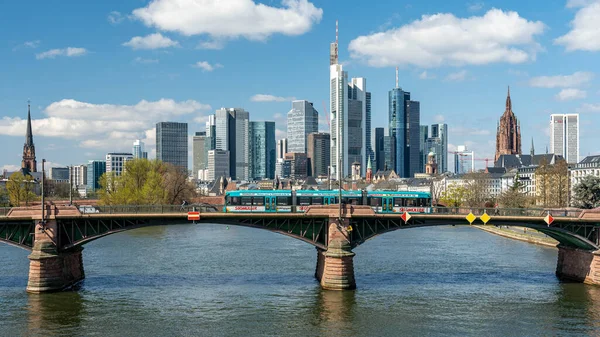 ドイツのフランクフルト 2020年3月31日 イグナス バビス橋とフランクフルトのスカイラインビュー — ストック写真