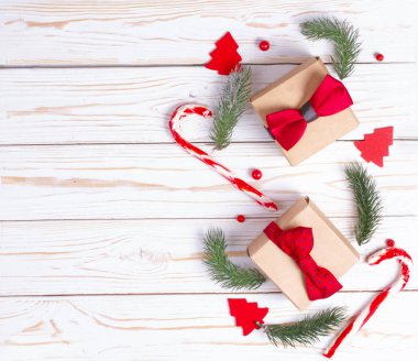 Noel ağacı arka planı, lolipop, erkek papyonlu uzay çamı hediyeleri.