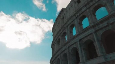 İtalya, Roma 'daki ünlü Kolezyum Kemeri