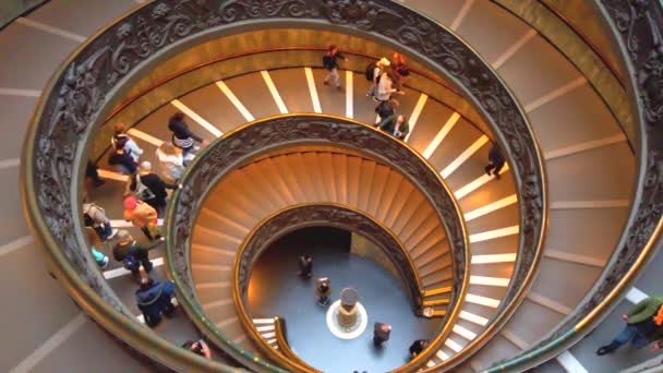 意大利罗马梵蒂冈博物馆的婆罗门特双螺旋楼梯上的人们 — 图库视频影像