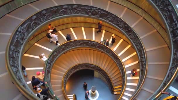 イタリア ローマのバチカン美術館のブラマンテ二重らせん階段の人々 — ストック動画