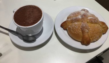 Pan de Muerto ve sıcak kakao 