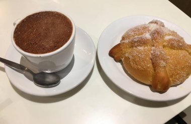 Pan de Muerto ve sıcak kakao 