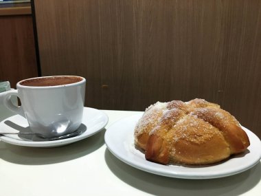 Pan de Muerto ve sıcak kakao 