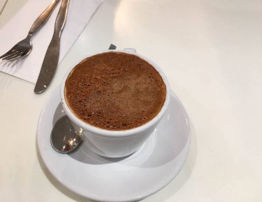 Beyaz arkaplanda sıcak kakao