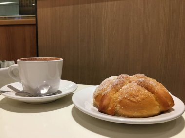 Pan de Muerto ve sıcak kakao 