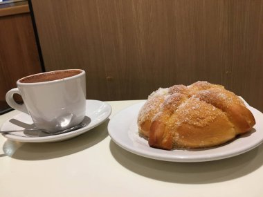 Pan de Muerto ve sıcak kakao 