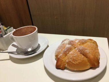 Pan de Muerto ve sıcak kakao 