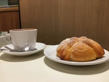 Pan de Muerto ve sıcak kakao 