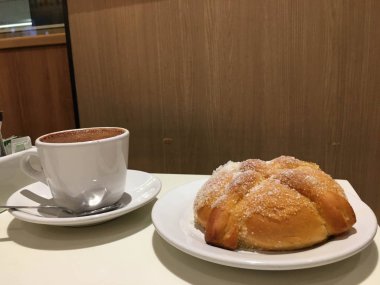 Pan de Muerto ve sıcak kakao 