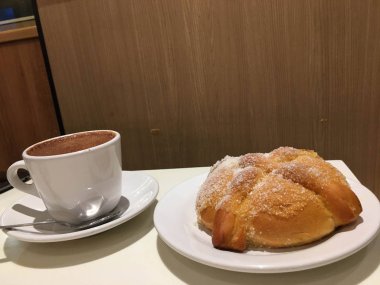 Pan de Muerto ve sıcak kakao 