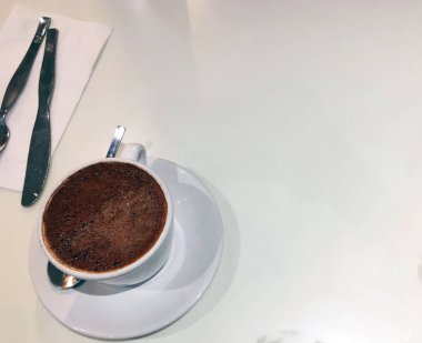 Beyaz arkaplanda sıcak kakao