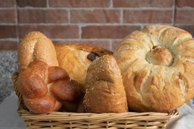 Kare ekmek sepeti ve kahvaltı için biraz ekmek.