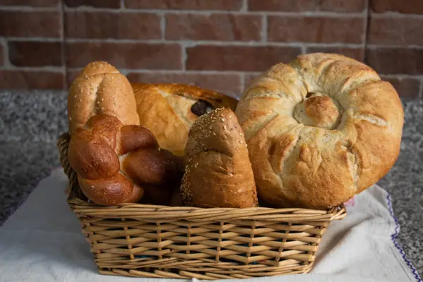 Cesta de pan cuadrado con un poco de pan listo para el desayuno — Foto de Stock