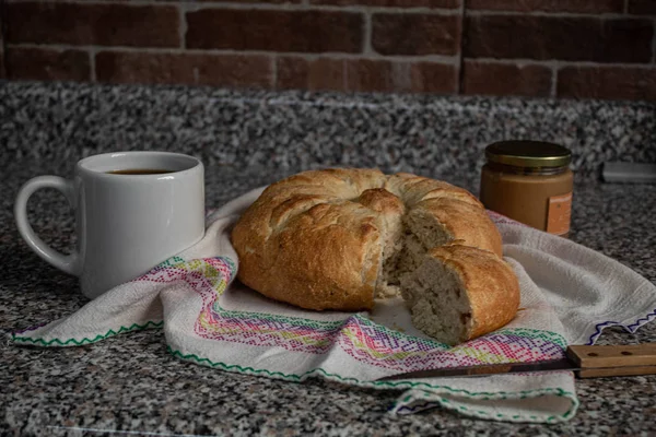 Pão redondo, café e manteiga de amendoim — Fotografia de Stock