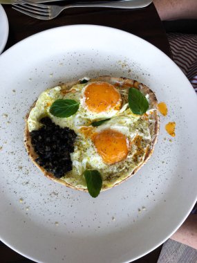 Bir tortilla 'da iki sahanda yumurta. Kahvaltı hazır.