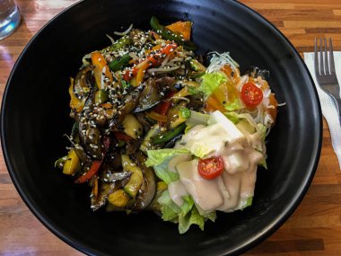 Teriyaki yemeği ve sebze.