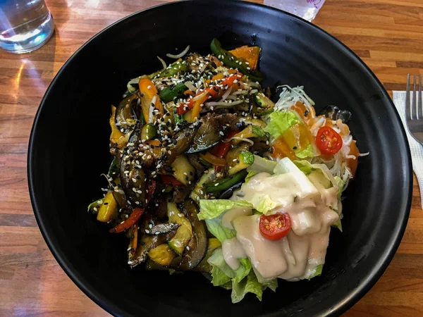 Teriyaki yemeği ve sebze.