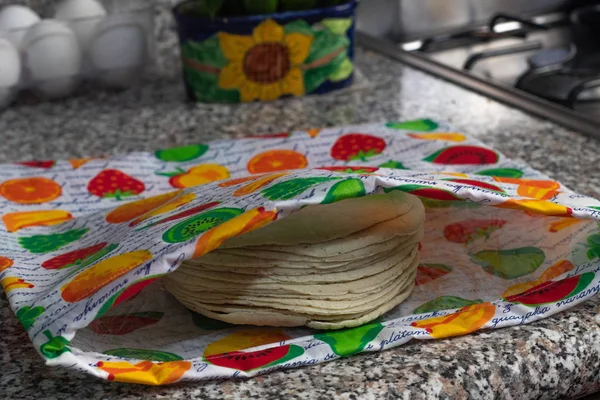 Montón de tortillas de maíz recién hechas — Foto de Stock