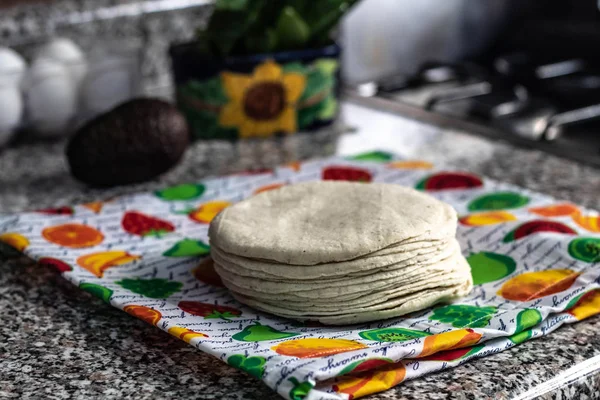 Pile of corn tortillas frissen készült — Stock Fotó