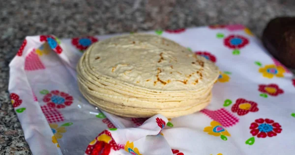 Hromada kukuřičných tortil čerstvě vyrobených — Stock fotografie